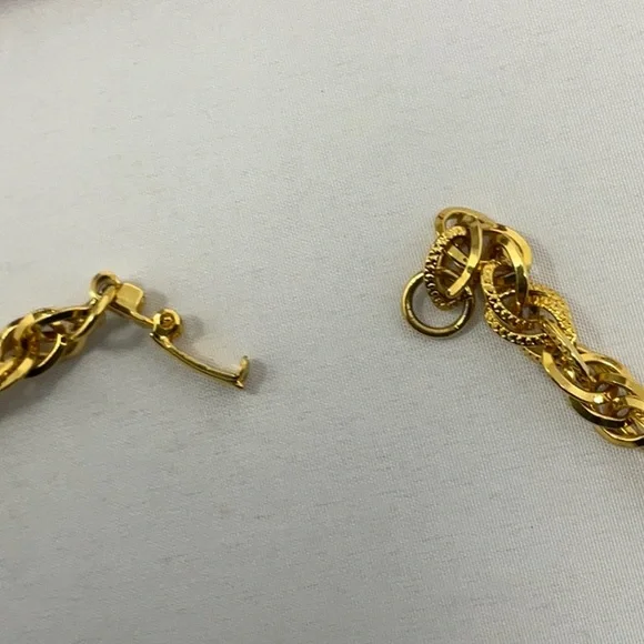 Vintage 24 inch rolo type gold tone chain, with large gold tone pendant. - Picture 8 of 8